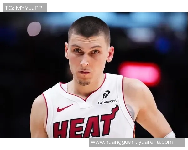 希罗与公牛吉祥物半场对决公牛一击命中让希罗瞬间退缩 希罗与公牛吉祥物半场对决公牛一击命中让希罗瞬间退缩