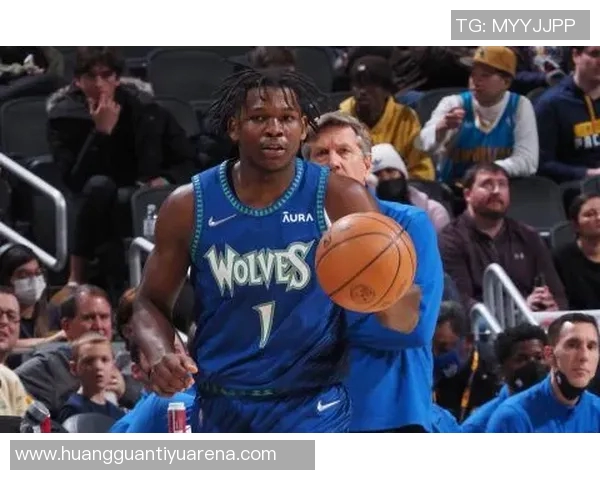 爱德华兹首节表现出色7投5中斩获12分并贡献1次抢断